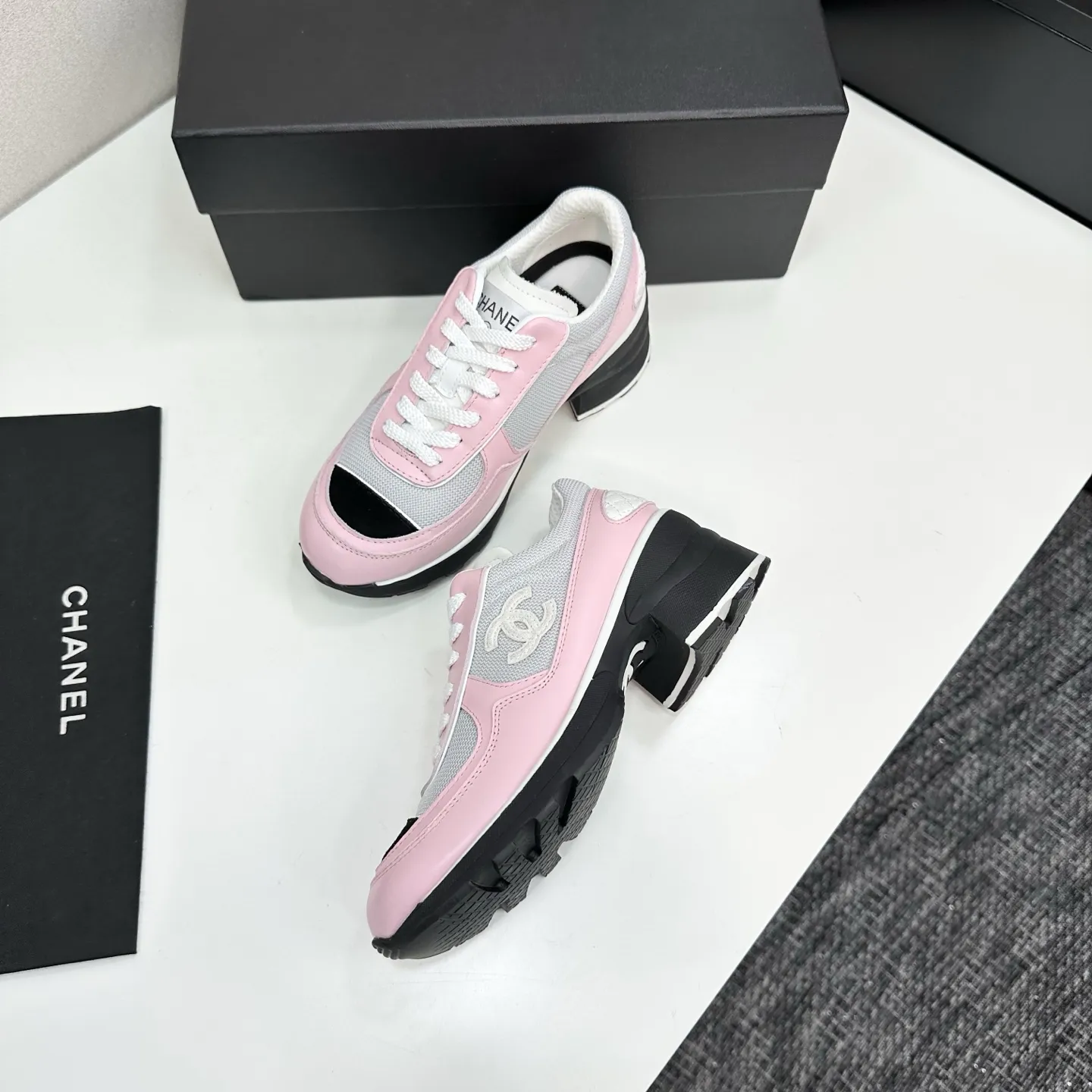 👟👟Ex-factory price 640👟👟Chanel Panda Shoes! 2025 counter's top casual sports shoes. This classic design; the upper is electro-embroidered with a variety of techniques; the outsole is fashionable and sporty; the unusual inclusion of a variety of color matching elements... The diversified mix and match is very good-looking and versatile, and can be used for leisure, fashion, sports, and outdoor... ꫛꫀꪝ Go➫ Materials: ❶Upper made of: original imported first-layer silk cowhide + original waterproof cloth + original first-layer cowhide ❷Inner lining: Original Yangli+wang ❸ Outsole based on: Original TPU combination outsole Counter boutique packaging complete set for women 35–41